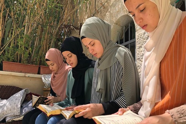 पूरे कुरान को हिफ़्ज़ करने में फिलिस्तीन की चार जुड़वां बेटियों की सफलता