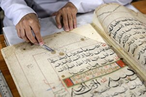 FOTO - Restauro di antichi manoscritti nel mausoleo dell'Imam Reza (AS)