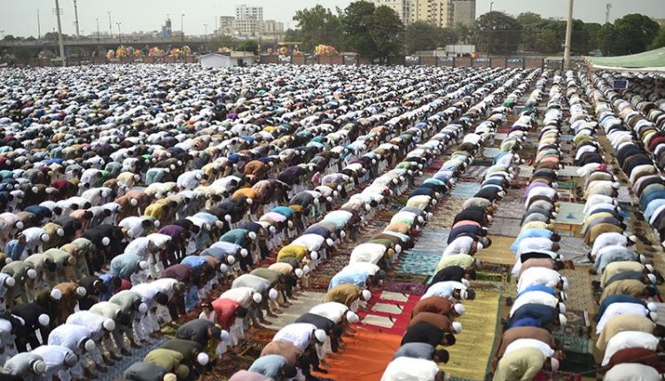 ملک بھر میں آج عید الفطر مذہبی جوش و جذبے کیساتھ منائی جارہی ہے