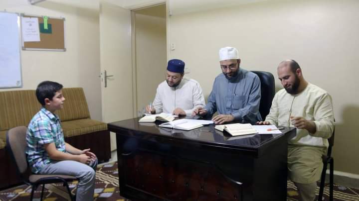 لبنان: دار القرآن في منطقة طرابلس تكرّم طالباً متميزاً من حفظة القرآن