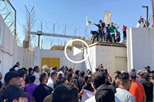 الفيديو | متظاهرون يقتحمون السفارة السويدية في بغداد احتجاجاً على احراق القرآن