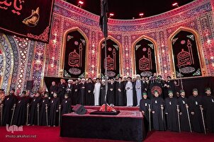 تقرير مصور | مراسيم إستبدال راية قبة مرقد أبي الفضل (ع) من الحمراء إلى السوداء