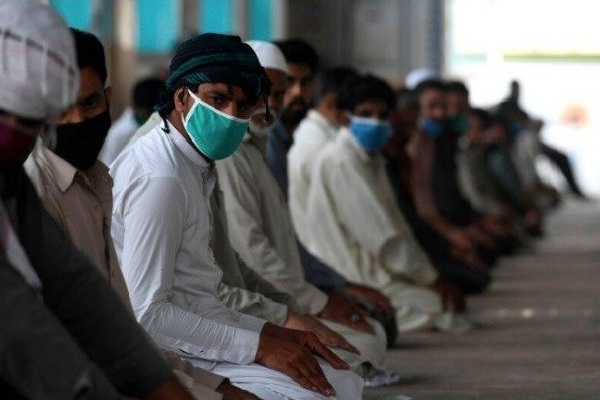 Worshipers in a mosque amid pandemic