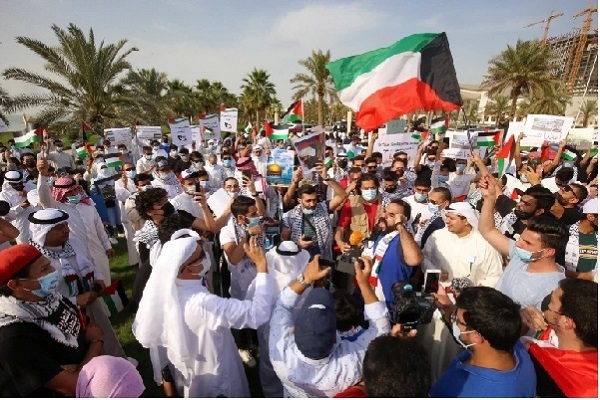 KUwaitis holding pro-Palestinian rally