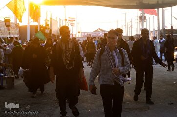 Photo Gallery: Arbaeen Pilgrims Enter Iraq Via Shalamcheh Crossing