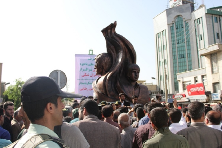رونمایی از بنای یادبود برادران شهید نمکی در سنندج