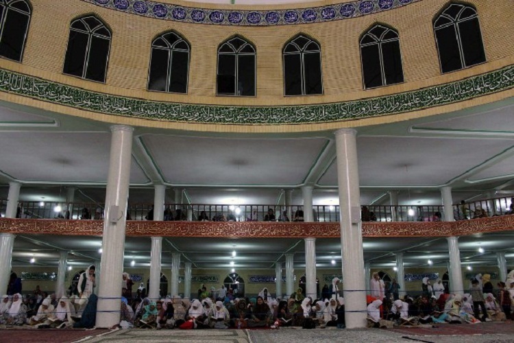 برگزاری مراسم شب قدر در مسجد قبای سنندج + عکس