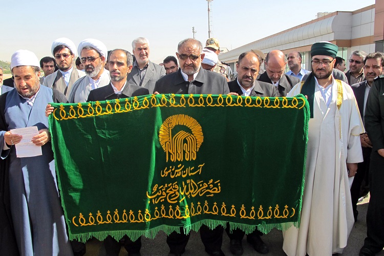 ورود خُدام و بیرق مطهر آستان علی بن موسی الرضا(ع) به سنندج + عکس