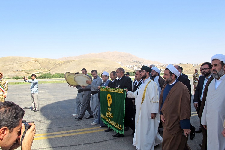ورود خُدام و بیرق مطهر آستان علی بن موسی الرضا(ع) به سنندج + عکس