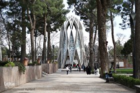 آرام بر مزار خیام/ تا سبزه خاک ما تماشاگه کیست