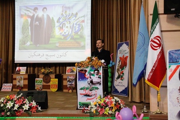 انقلاب اسلامی ایران بازگشت به خویشتن، خودکفایی و استقلال است