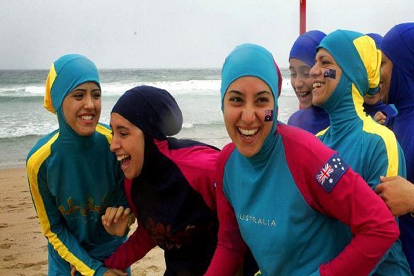بانوی محجبه استرالیایی و طراحی نخستین لباس شنای اسلامی