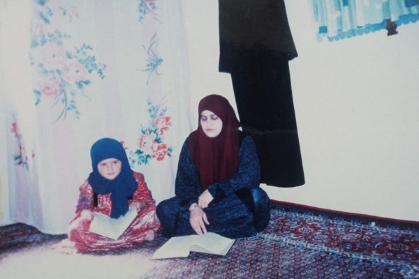 اسوه محمدی به همراه مادر اسوه محمدی به همراه مادر