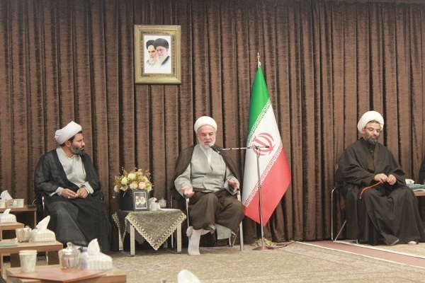 تجلیل از اساتید حوزه های علمیه کردستان تجلیل از اساتید حوزه های علمیه کردستان