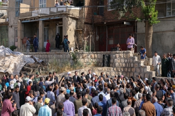 دیدار رئیس جمهور با مردم روستای قلعه جی دیدار رئیس جمهور با مردم روستای قلعه جی