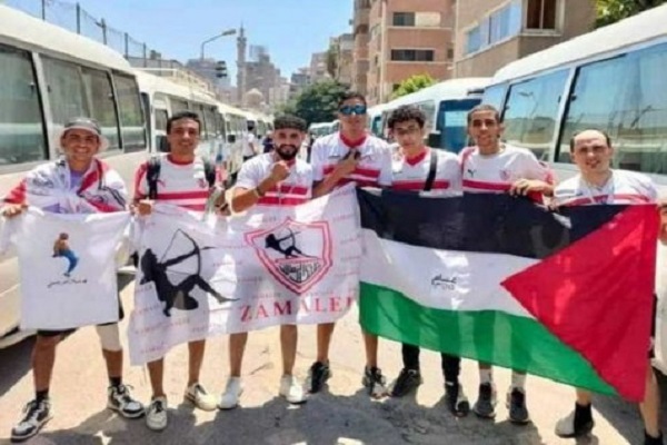 برافراشته شدن پرچم فلسطین از سوی طرفداران تیم فوتبال الزمالک مصر