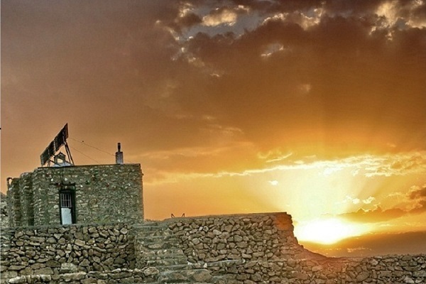 دیدن زیباترین طلوع دنیا بر بام ایران/ امامزاده حمزه عرب نگینی درخشان در بیجار