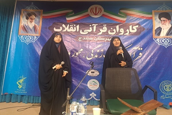 حنانه خلفی و مادرش حنانه خلفی و مادرش