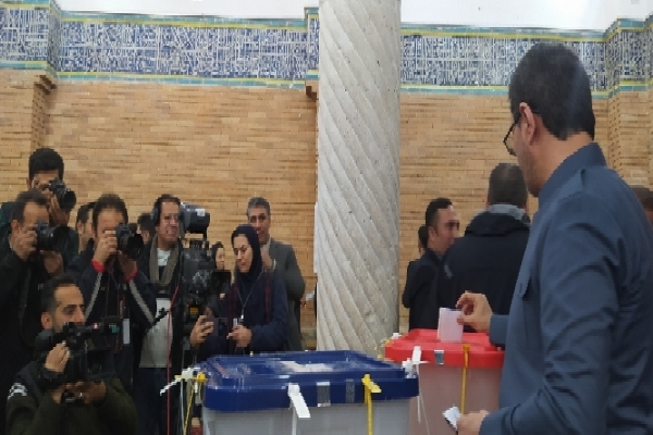 استاندار کردستان رأی خود را در صندوق انداخت