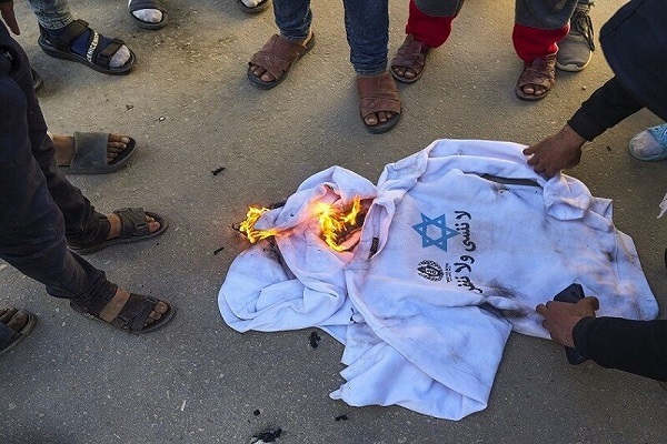 واکنش صهیونیست‌ها به لباس‌هایی با نماد اسرائیل بر تن اسرای فلسطینی + فیلم