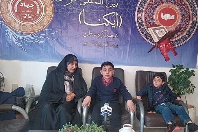 فیلم | حضور خانواده حافظ قرآن کردستانی در برنامه محفل