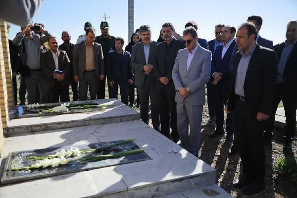 ادای احترام استاندار کردستان به شهدا ادای احترام استاندار کردستان به شهدا