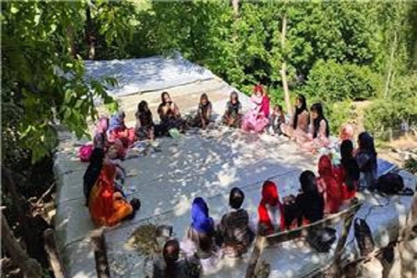 کتابخوانی دانش آموزان روستای بیساران کردستان