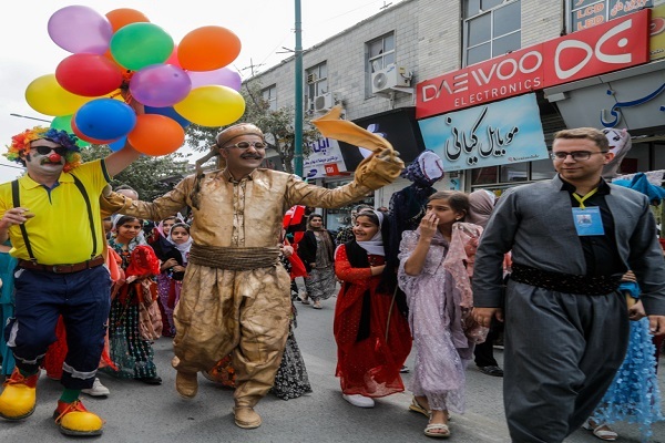 کارناوال شادی جشنواره بین‌المللی تئاتر خیابانی مریوان