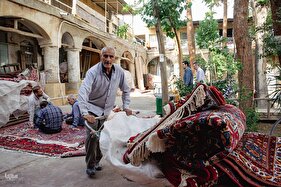 هنر مرمت فرش در قلب بازار اصفهان