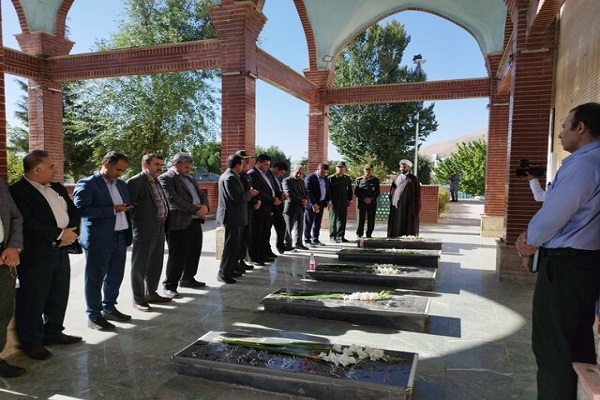 مراسم غبارروبی گلزار شهدای سنندج مراسم غبارروبی گلزار شهدای سنندج