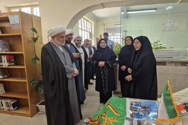 بازدید نماینده ولی فقیه در کردستان از کتابخانه‌های عمومی قروه