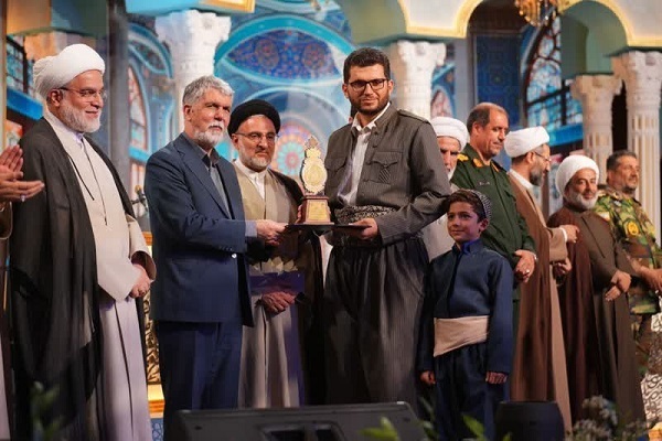 تجلیل از برگزیدگان مسابقات سراسری قرآن تجلیل از برگزیدگان مسابقات سراسری قرآن