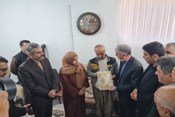 دیدار وزیر ارشاد با خانواده شهید دیدار وزیر ارشاد با خانواده شهید