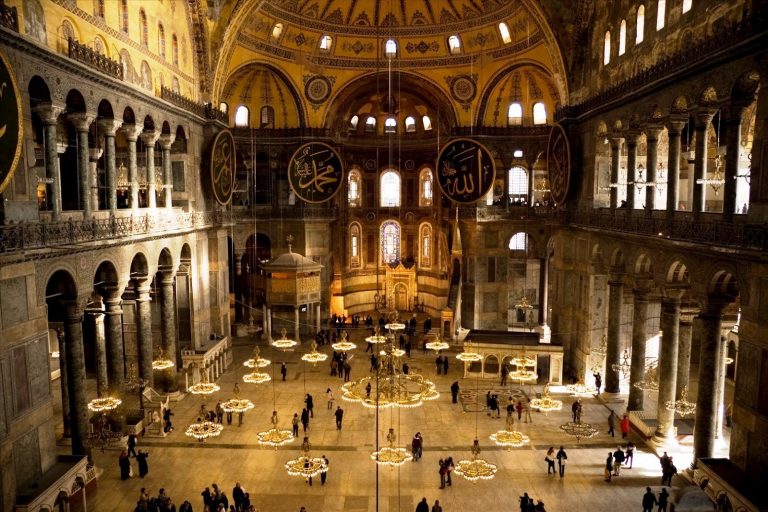Versi del Corano al museo di Hagia Sophia di Istanbul