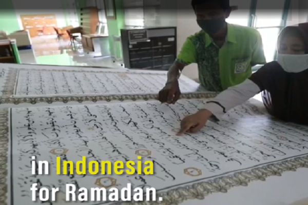 Indonesia: il Corano gigante che attira folle durante il Ramadan