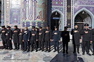 ИКНА - Ҳамзамон бо нахустин рӯз аз моҳи Муҳаррам, ойини суннатии "Сало" барои оғози азодории Сайидушуҳадо имом Ҳусайн (а) рӯзи якшанбе, тавассути ходимон дар ҳарами мутаҳҳари Разавӣ баргузор шуд.