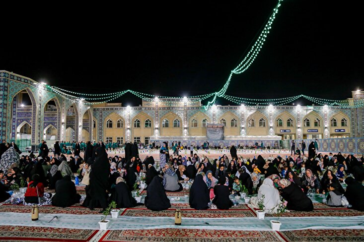 حرم امام رضا میں اجتماعی افطاری کا اہتمام